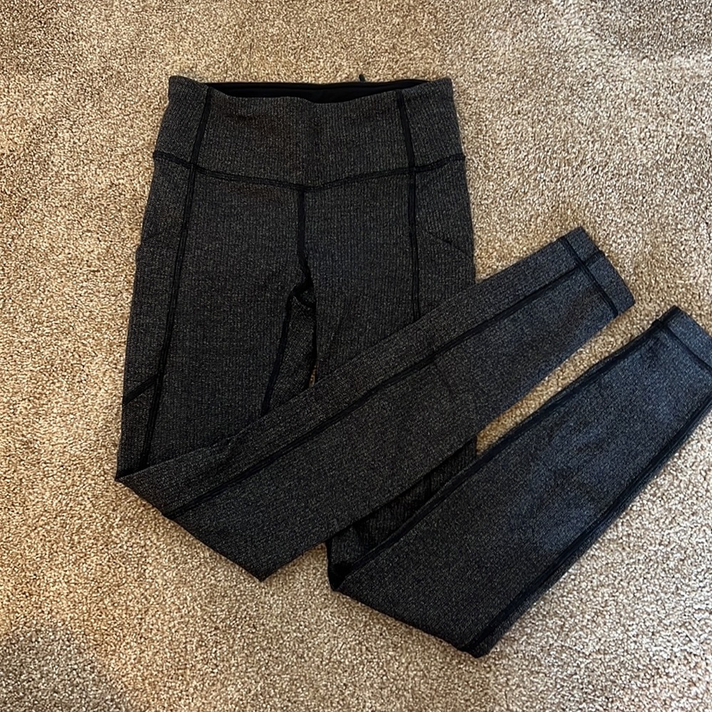 Lululemon!! Full length grey patterned leggings with pockets! Size 2